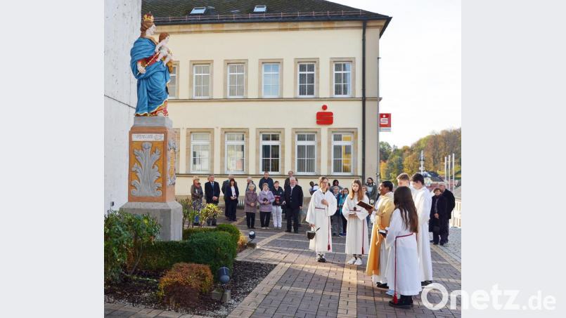 Pfarrer Augustin Lobo segnet das renovierte &quot;Frauenbild&quot; vor der Pfarrkirche. Bild: ü