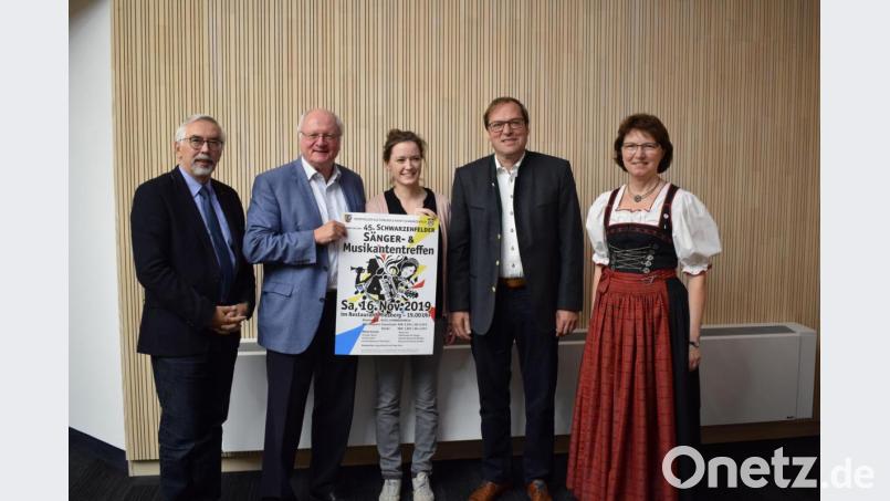 Die Organisatoren des „45. Schwarzenfelder Sänger- und Musikantentreffens: (von links) Bürgermeister Manfred Rodde,Volker Liedtke und Christina Scharinger vom Oberpfälzer Kulturbund, Sepp Meindl und Marita Lobenhofer. Bild: bnr