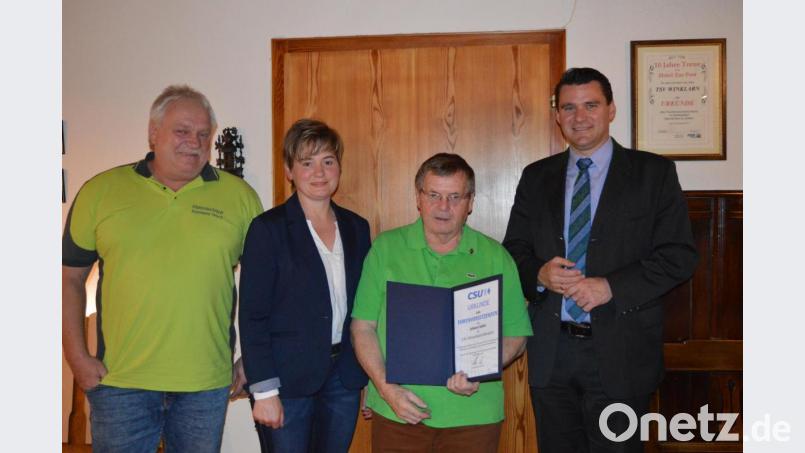 Altbürgermeister Hans Sailer (Mitte) kann auf viele Jahre politisches Engagement im CSU-Ortsverband und auf Kreisebene zurückblicken. Dafür wurde er zum Ehrenvorsitzenden durch Landrat Thomas Ebeling und Bürgermeisterin Sonja Meier ernannt. Bei der Hauptversammlung wurde auch Neumitglied Reinhard Frisch (links) begrüßt. Bild: bej