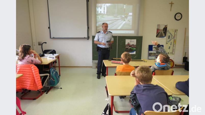 „Die Züge sind viel leiser und schneller als ihr denkt und haben einen sieben Mal längeren Bremsweg als ein Auto“, warnte Polizeioberkommissar Josef Prill die Fünftklässler. Bild: jzk