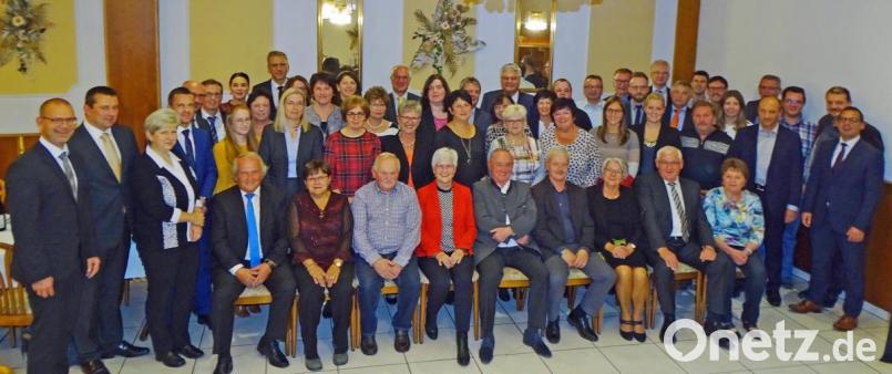 Der Vorstand und Aufsichtsrat der Volksbank Raiffeisenbank Nordoberpfalz eG ehrt langjährige Mitarbeiter und verabschiedet Kollegen in den Ruhestand. Bild: Dobmeier