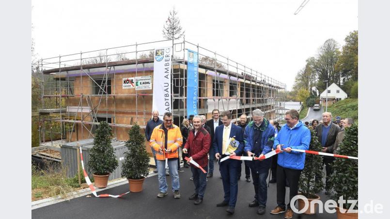 Oberbürgermeister Michael Cerny (vorne rechts) gab gemeinsam mit Maximilian Hahn, Geschäftsführer der Stadtbau Amberg GmbH (vorne Mitte), offiziell die Erschließungsstraße „Am Hopfenhang“ frei. Bild: Petra Hartl