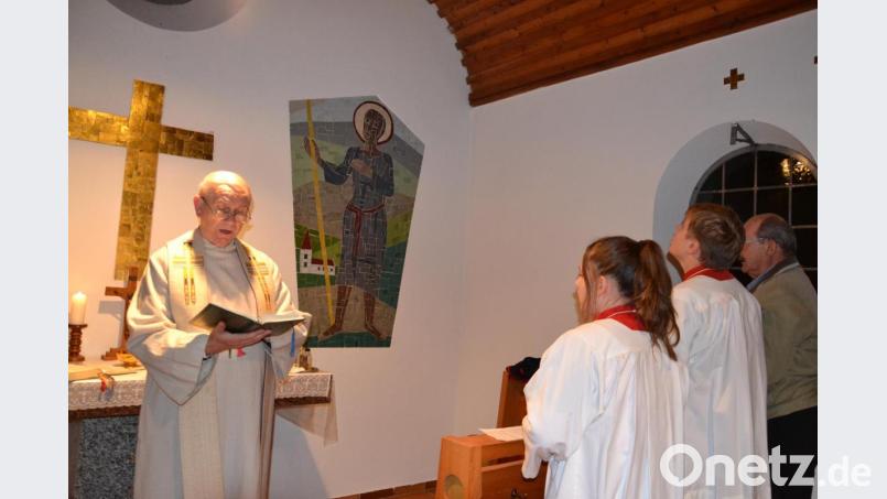 Pfarrer Josef Most feiert gemeinsam mit den Gläubigen aus Niederland, Etzgersrieth, Saubersrieth, Tröbes, Grub und Moosbach den Festgottesdienst zum Patrozinium ihrer Dorfkapelle, die dem Hl. Wendelin geweiht ist. Bild: gi