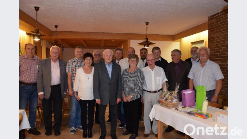Josef Klier (6.v.li) feierte mit der Familie und Freunden seinen 80. Geburtstag. Auch viele Vereine ließen an diesem Tag ein geschätztes Mitglied hochleben. Bild: fla
