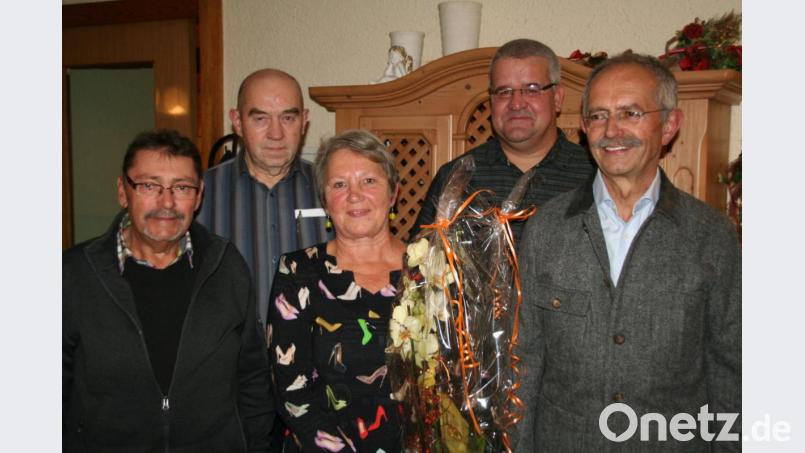 Gabi Beer-Langer arbeitet seit 30 Jahren im Vorstand der Baugenossenschaft Waldershof mit. Zweiter Bürgermeister Karl Busch, Aufsichtsratsmitglied Josef Gmeiner, Vorstandssprecher Andreas Herrmann und Aufsichtsratsvorsitzender Hubert Kellner (von links) gratulierten. Bild: fpoz