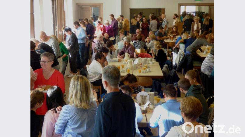 Das Schlemmerfrühstück mit der reich gedeckten Tafel lockt wieder zahlreiche Besucher in den Pfarrsaal. Bild: mng