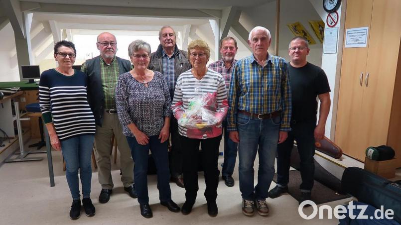 Die Senioren des Schützengaus Steinwald starteten in die neue Wettkampfsaison. Den drei Erstplatzierten, Erika Häupler von der SG „Edelweiß“ Siegritz (vorne, Zweite von rechts), Rosi Fenzl von der SG 1898 Thumsenreuth (vorne, Dritte von rechts) und Karl Beer von „Eichenlaub“ Reuth (vorne rechts), gratulierten (von links) Schützenmeisterin Edeltraud Kaßeckert und Rundenwettkampfleiter Reinhard Schwarz sowie Gauschützenmeister Wolfgang Schlicht (rechts). Otto Fenzl und Helmut Hermannsdörfer (hinten, Zweiter und Dritter von rechts) gehörten zur erfolgreichen Mannschaft der SG 1898 Thumsenreuth. Bild: bsc