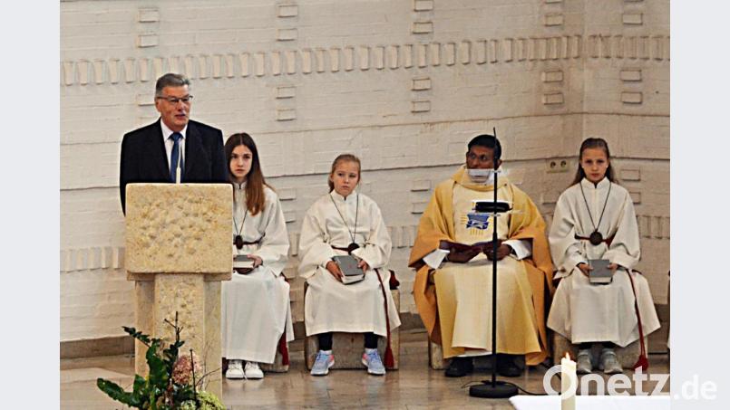 Kirchenpfleger Otmar Buchmann lässt in seiner Ansprache das Projekt zur Restaurierung der Mutter-Gottes-Statue Revue passieren. Bild: ü