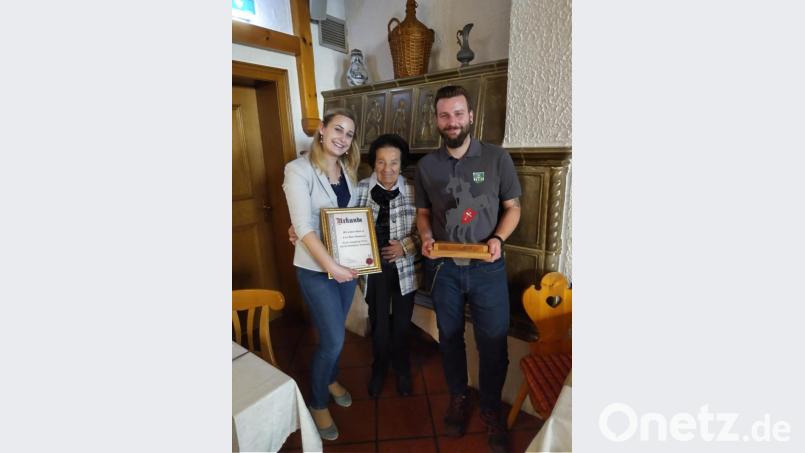 Vorsitzender Benedikt Uhlemann (rechts) und Stellvertreterin Rebekka Fischer (links) ehren Uschi Haubmann (Mitte) für langjährige Treue zum Jodok-Förderverein. Bild: exb/Rebekka Fischer
