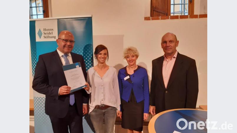 Die Realschule Kemnath beteiligte sich bei einem Schreib- und Kreativwettbewerb der Hanns-Seidel-Stiftung. Das Bild zeigt die beiden betreuenden Lehrkräfte des Projekts, Beratungsrektor Walter Thurn (von links) und Fachlehrerin Daniela Dötterl sowie Paula Bodensteiner und Prof. Dr. Reinhard Meier-Walser von der Hanns-Seidel-Stiftung. Bild: exb