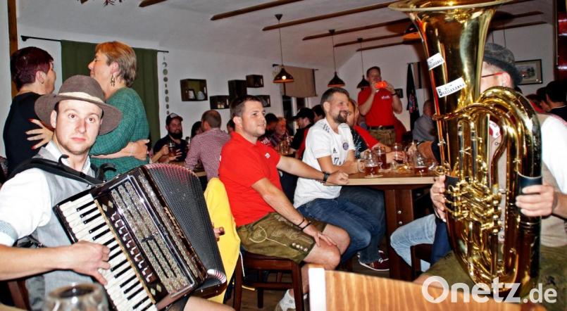 Die „Bierbankmusiker“ sind der Renner am Zoigl-Abend. Bild: zer