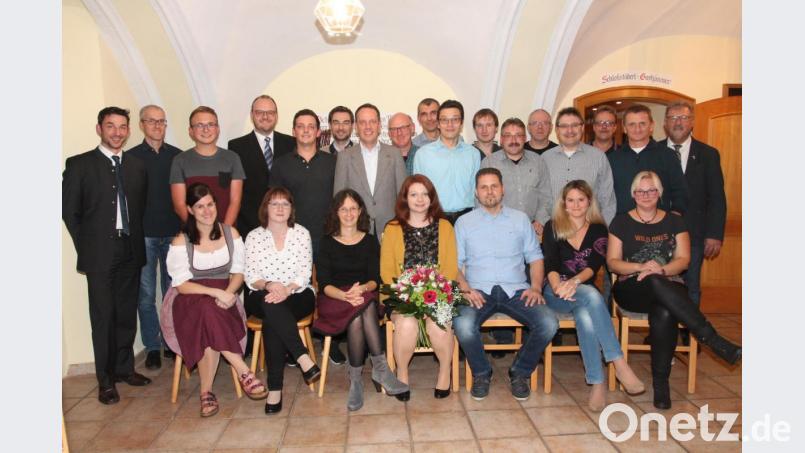 Mit der Spitzenkandidatin Marina Hirnet (sitzend, Mitte) geht die Georgenberger CSU in die Kommunalwahlen am 15. März 2020. Bild: pi