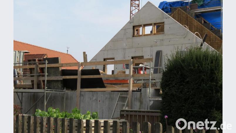 Am neuen Stadtarchiv beim Museum werden derzeit die Giebelwände geschalt und betoniert. Danach wird der Dachstuhl aufgesetzt und das Dach eingedeckt, damit im Winter der Innenausbau weitergehen kann. Bild: Köppl