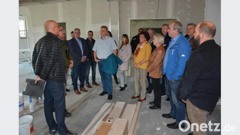 Da staunten die Stadträte, das Erdgeschoss der Grundschule ist noch reine Baustelle. Bild: jr