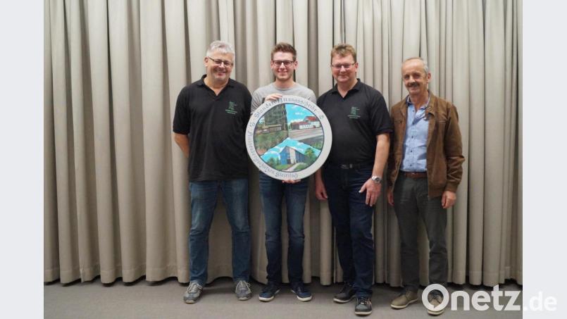 Robert Brenner ergatterte die Standeröffnungsscheibe. Zum Ergebnis gratulierten (von rechts) Bürgermeister Hubert Zwack, Schützenmeister Helmut Meier und zweiter Schützenmeister Georg Roth. Bild: sgs