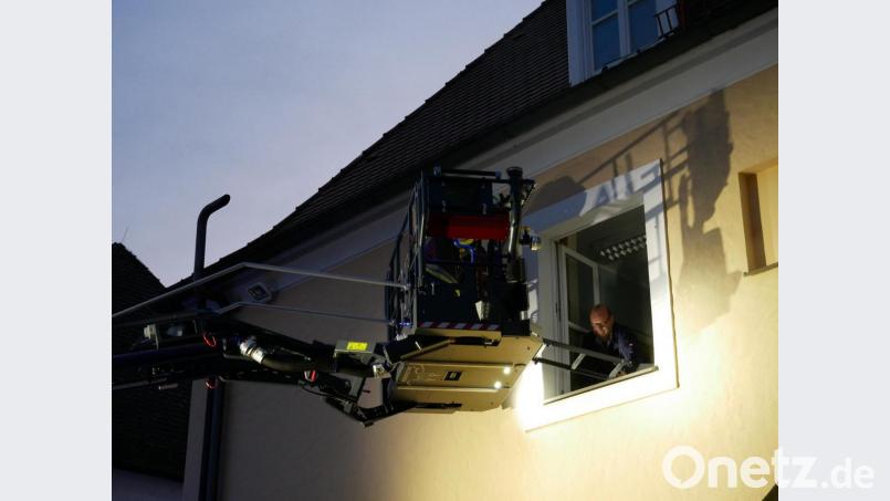 Der Hausmeister wird über die Drehleiter aus dem Obergeschoss gerettet. Bild: hmr