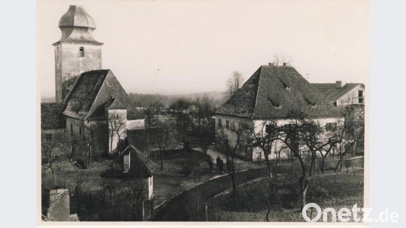 Wieder eine historische Aufnahme von Albert Scheuerer: Im Mittelpunkt der Pfarrhof von 1828. Er wurde unter der Regie von Pfarrer Joseph Kastner im Jahre 1828 erbaut. Das Ende naht! Im Hintergrund sieht man schon den Neubau des jetzigen Pfarrhofes entstehen. Wenn man die Architektur vergleicht! Oh weh!
Aufnahme: Albert Scheuerer Bild: schß