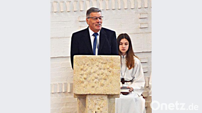 Kirchenpfleger Otmar Buchmann lässt in seiner Ansprache das Projekt zur Restaurierung der Mutter-Gottes-Statue Revue passieren. Bild: ü