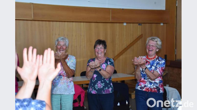 Die Teilnehmer der Lachyoga-Gruppe lachen Tränen, als sie in ihren imaginären Spiegel blicken. Bild: fuw