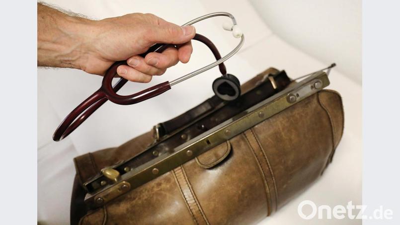 Ein Landarzt nimmt sein Stethoskop aus dem Koffer. Bild: Oliver Berg/dpa