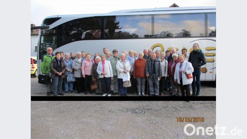Mit Vorsitzendem Franz Hirmer (links) und Kaplan Florian Rein (rechts) fuhr die KAB nach Katzbach. Bild: bra