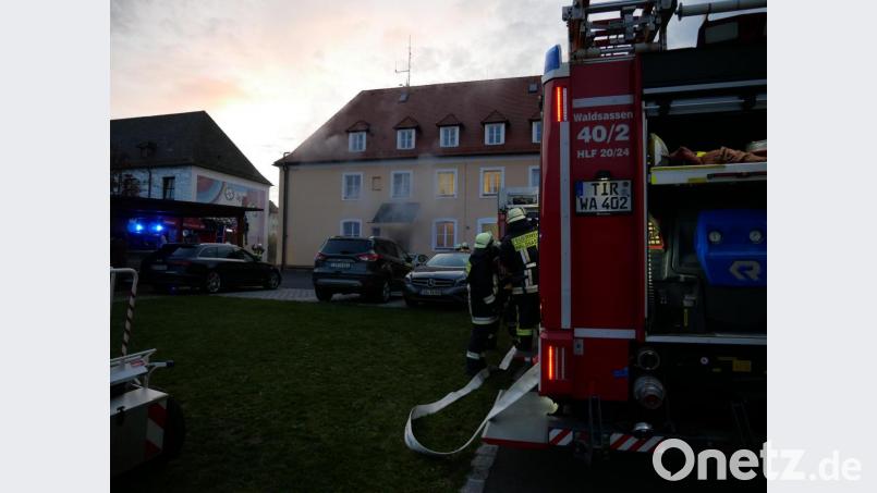 Rauch dringt aus dem betroffenen Gebäudeteil der Polizeiinspektion. Bild: hmr