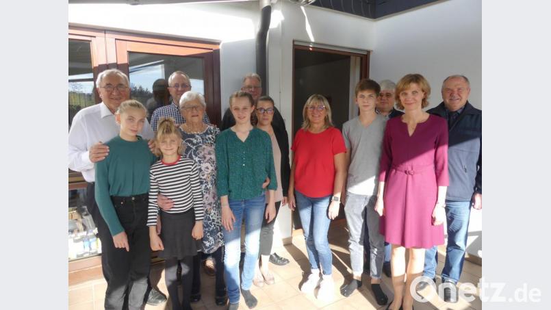 Viele Hände darf Gerlinde Kohl (vorne,, Dritte von links) zu ihrem 80. Geburtstag schütteln. Bild: rn