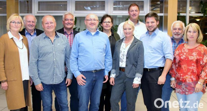 Bernhard Stangl (Mitte) bleibt Vorsitzender der Schwarzenfelder ÜPW. Ihm zur Seite stehen als Stellvertreter Gabi Wittleben (Fünfte von rechts) und Peter Neumeier (Dritter von rechts), hier zusammen mit den weiteren Vorstandsmitgliedern. Bild: Thomas Dobler