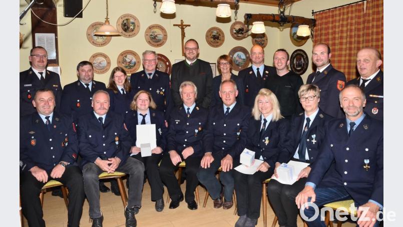 Für 25 oder 40 aktive Dienstjahre bekommen Armin Bauer (sitzend, von links), Josef Grötsch, Alexandra Berger, Peter Riedl, Josef Spitzner, Gabi Spitzner, Annelie Spitzner und Johannes Wolf das Feuerwehr-Ehrenzeichen des Freistaats Bayern. Bild: fjo