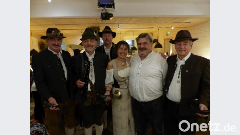 Franz Bergmann (Zweiter von rechts), hier im Kreis der Jagdhornbläser, feierte seinen 70. Geburtstag. Bild: Völkl
