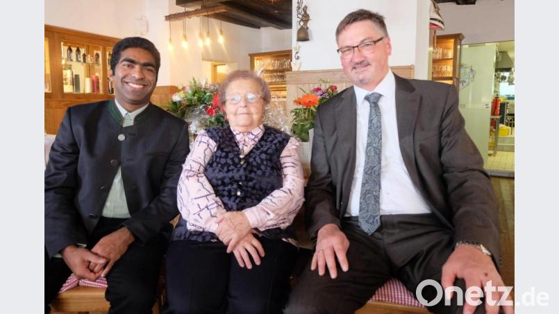 Franziska Scheuerer mit Bürgermeister Hans Prechtl (rechts), der mit Pfarrvikar Joseph Kokkoth (links) zum 95. Geburtstag gratulierte. Bild: ohr
