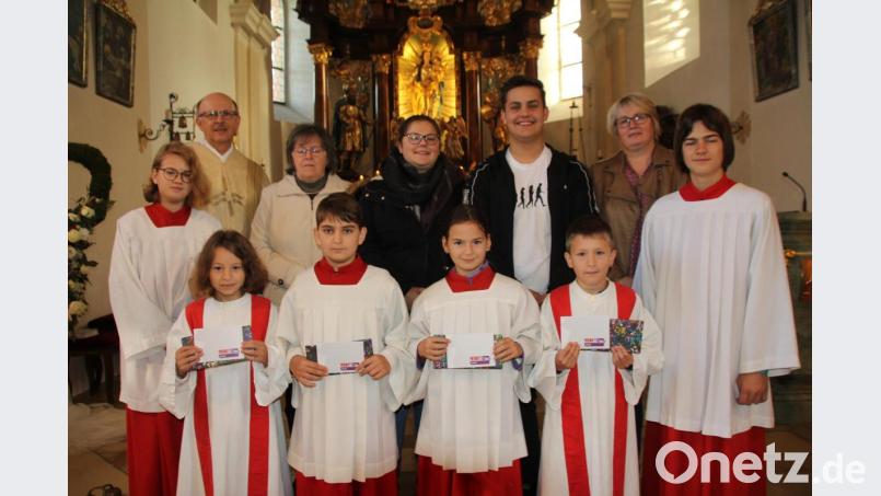 Als neue Ministranten sind vorne von links) Marie Baumer, Alexander Ziereis, Rebecca Fuchs und Lukas Biegerl aufgenommen worden. Über ihr Engagement freuten sich (von links) Ministrantin Magdalena Fuchs, Pfarrer Herbert Rösl, Mesnerin Maria Kühner, die Oberministranten Verena Fink und Stephan Reitinger, Annemarie Alwang und Ministrant Jonas Fuchs. Bild: frd