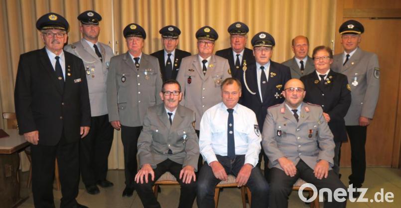 Der Kreisverband der „Bayerischen Kameraden- und Soldatenvereinigung“ wählte einen neuen Vorstand und ehrte verdiente Mitglieder. Das Bild zeigt stehend von links: Josef Hartinger, Michael Pitts, Paul Kastner, Günter Hummel, Michael Nagy, Bernhard Mitschke, Hans Beck, Eduard Kammerl, Lisa Pietsch und Robert Graf. Sitzend von links Erwin Hübl, Heinrich Rester und Peter Kellner. Bild: Hirsch