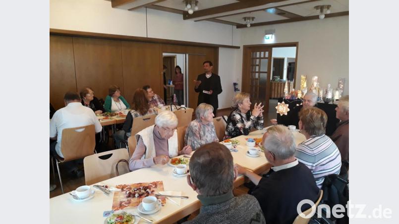 Pfarrer Augustin Lobo heißt die Senioren in Kirchenthumbach herzlich willkommen und spricht das Tischgebet. "Einfach lecker", lautet die Resonanz beim Fischessen des Malteser Hilfsdienstes aus Weiden-Neustadt. Serviert werden Karpfen blau oder gebacken oder Schnitzel mit Kartoffelsalat und Salatteller. Bild: lep