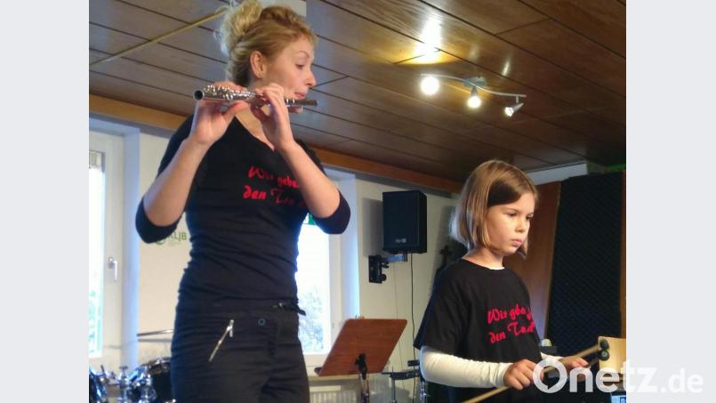 Bei Marie Friedl und Angelika Schöpf harmonieren Mallets und Querflöte. Bild: mma
