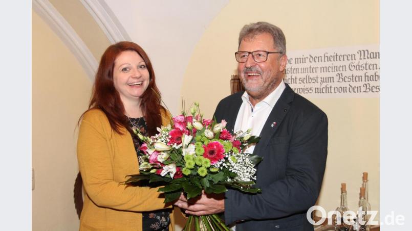 Johann Maurer hat sein Geschenk zum 66. Geburtstag, als er Marina Hirnet mit Blumen zur Nominierung gratuliert. Bild: pi