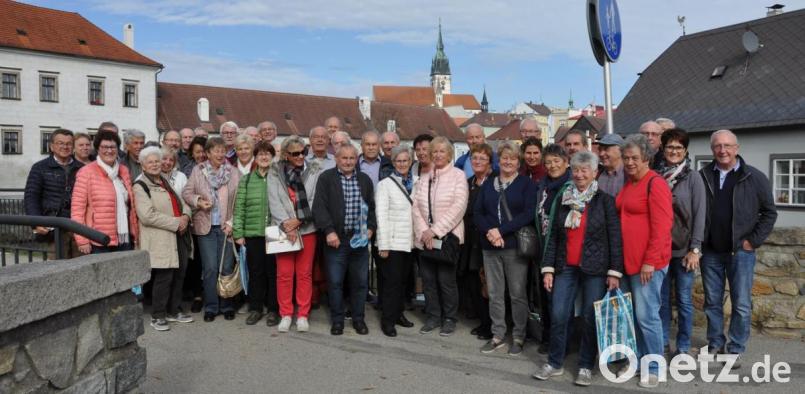 Gruppenbild in Jindrichuv Hradec (Neuhaus). Mit guten und vielfältigen Eindrücken über Krippen, Landschaft und prachtvolle Städte fuhren die Krippenfreunde aus dem Stiftland zurück. Bild: cr