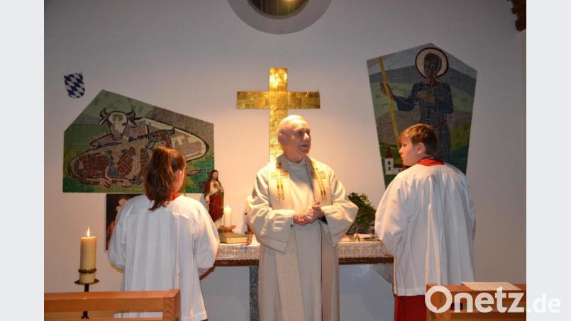 Pfarrer Josef Most feierte gemeinsam mit den Gläubigen aus Niederland, Etzgersrieth, Saubersrieth, Tröbes, Grub und Moosbach den Festgottesdienst zum Patrozinium ihrer Dorfkapelle, die dem Hl. Wendelin geweiht ist. Bild: gi