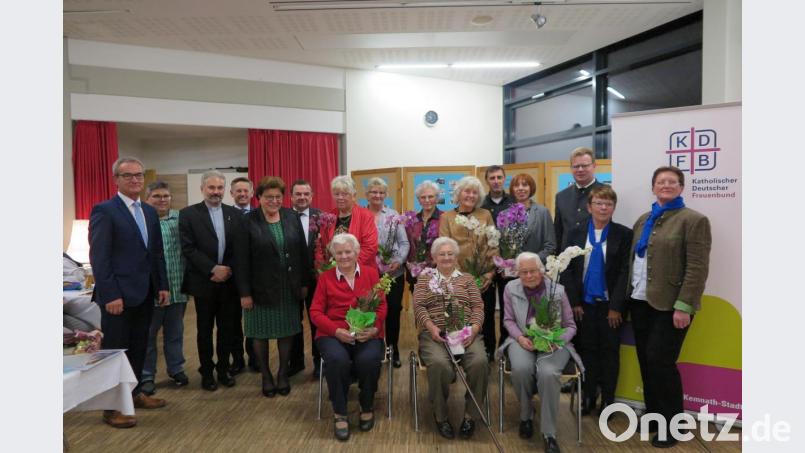 Babette Mauerer, Therese Meyer, Maria Fick (sitzend von links), Mariele Schönberger, Irmgard Schmidt, Ilka Fischer, Sofie Sollfrank und Jutta Deiml (dahinter stehend von links) ehrte der Katholische Frauenbund für ihre langjährige Mitgliedschaft. Bild: jzk