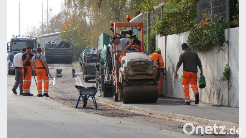 In der Jahnstraße zwischen Doktor-Eisenbarth-Schule und Ortenburg-Gymnasium waren die Spezialisten der Firma Huber/Rappl bereits am Dienstag vor Ort, um dem Gehweg und dem aufgerissenen Randstreifen eine neue Asphaltschicht zu verpassen. Bild: Köppl