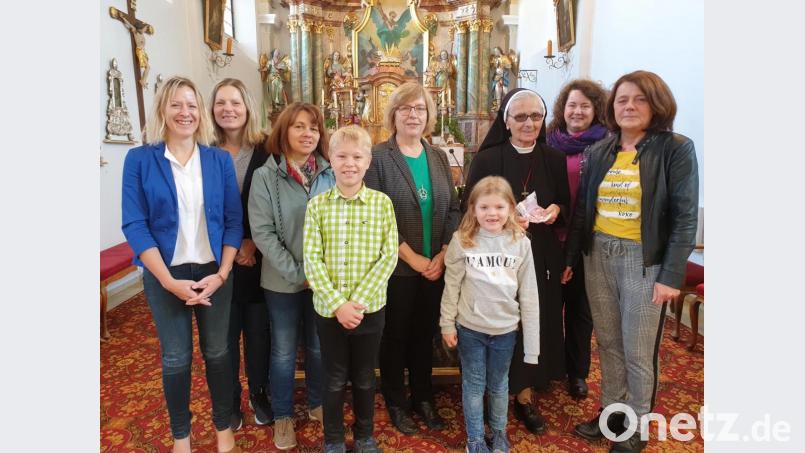 KLB-Vorsitzende Angelika Franz (rechts) überreichte die Geldspende an Schwester Anna-Rita. Bild: exb