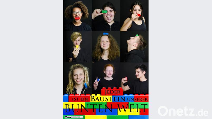 "Jeder ist ein Baustein in unserer Welt". Das Bild zeigt eines der Gewinnermotive der Staatlichen Realschule Kemnath, das auch als Plakat abgedruckt wurde. Bild: exb