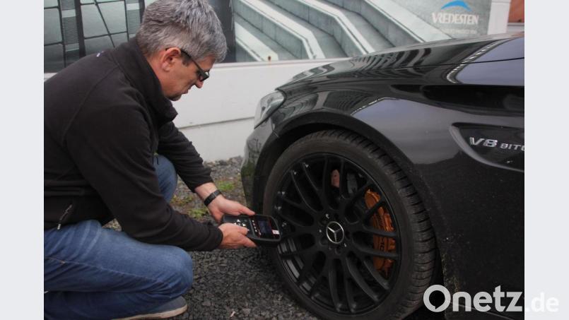 Werner Meier zeigt, wie das Reifendruckkontrollsystem, das sogenannten „RDKS“, angelernt wird. Bild: Konrad Rosner
