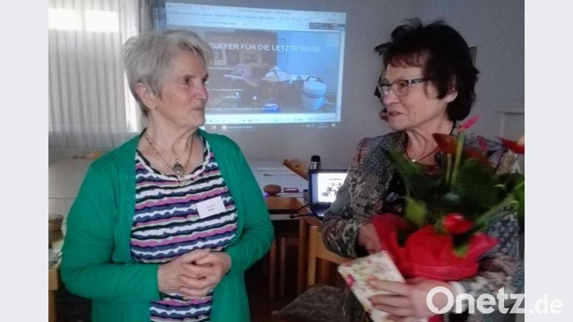 Das Bild zeigt die Referentin Lieselotte Käss links nach dem Vortrag, die Vorsitzende des Frauenbund Rottendorf überreicht ihr ein Erinnerungsgeschenk. Bild: ral