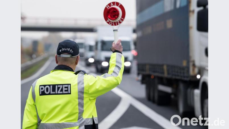 Mit defekten Bremsen war ein Lastwagenfahrer (Symbolbild) auf der A6 unterwegs. Verkehrspolizisten zogen ihn am Montag bei Amberg aus dem Verkehr. Symbolbild: Soeren Stache/dpa