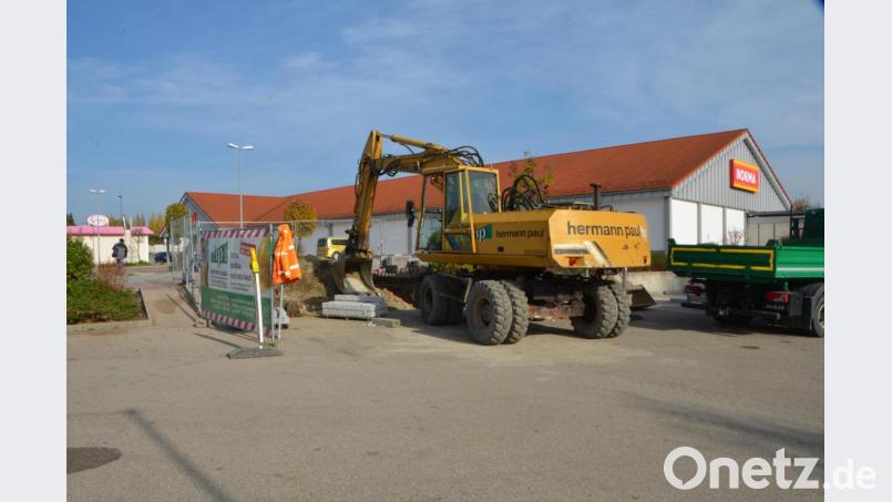 Geschäftsführer Alexander Hausner lässt einen Verbindungsweg von der Norma zu seiner neuen Filiale anlegen, damit Kunden auf kurzem Weg zu seinem Geschäft gelangen. Bild: dob