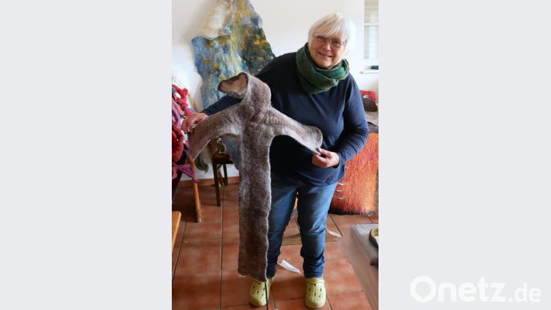 Anita Köstler mit einem Kreuz aus der gefilzten Passion. Bild: tr
