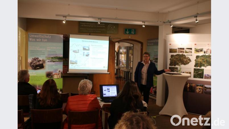 Gefahrstoffe müssen entfernt und das Grundwasser überwacht werden: Cäcilia Kastl-Meier (rechts) kennt das Naturschutzprogramm der US-Garnison Bavaria genau und berichtet, wie die Maßnahmen umgesetzt werden. Bild: sne