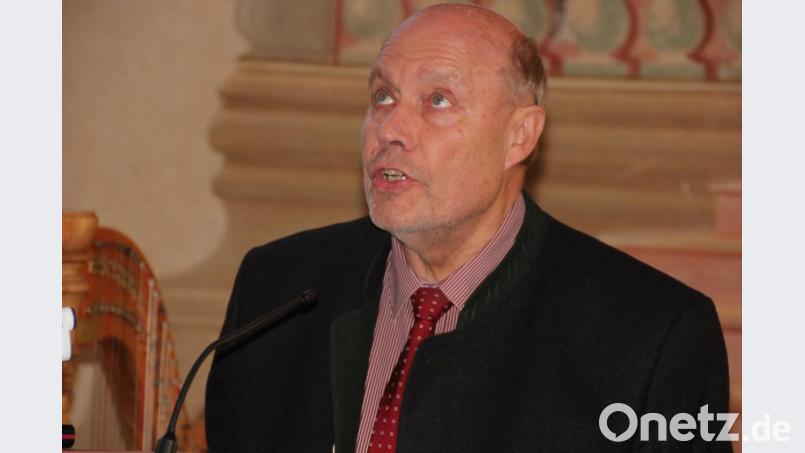 Neualbenreuths Altbürgermeister Albert Köstler überzeugte mit seiner sonoren Stimme. Bild: kro