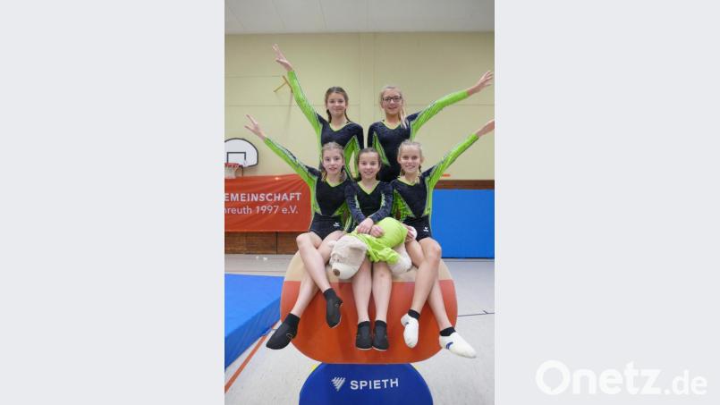 Die Mädchen der TSG Aktiv freuten sich über ihre Erfolge: (hinten von links) Katrin Schraml (hinten, von links) und Leonie Serfling sowie (vorne von links) Marie Schmidt, Laura Kobel und Valentina Höhne. Bild: Picasa